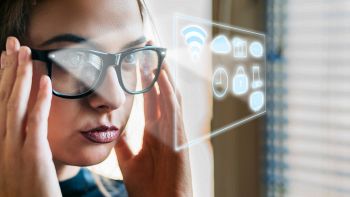 Donna indossa e usa smart glasses