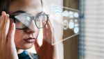 Donna indossa e usa smart glasses