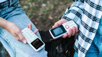 Ragazzi con vecchi cellulari