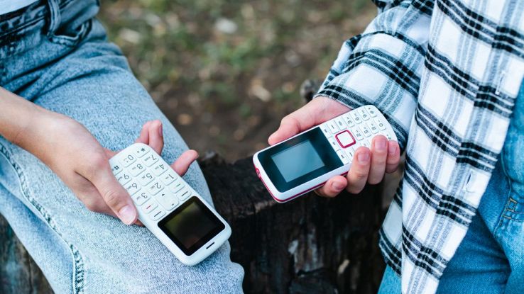 Ragazzi con vecchi cellulari