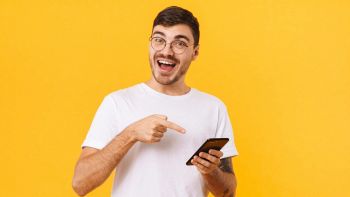 giovane uomo con smartphone