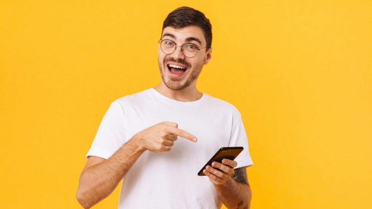 giovane uomo con smartphone