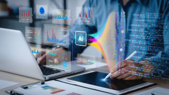 Uomo fa lavoro tecnologico con grafici AI