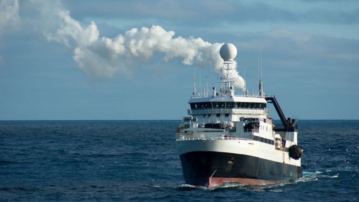 Emissione di fumo da imbarcazione in mare