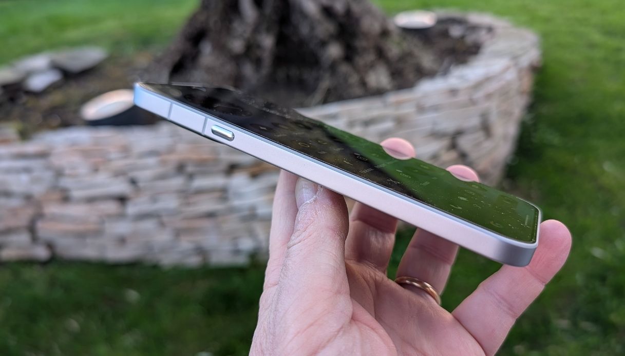 Profilo laterale del Nothing Phone (4a) Pro silver con tasto Essential.