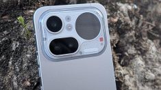 La parte posteriore di Nothing Phone (4a) pro con fotocamere e glyph matrix