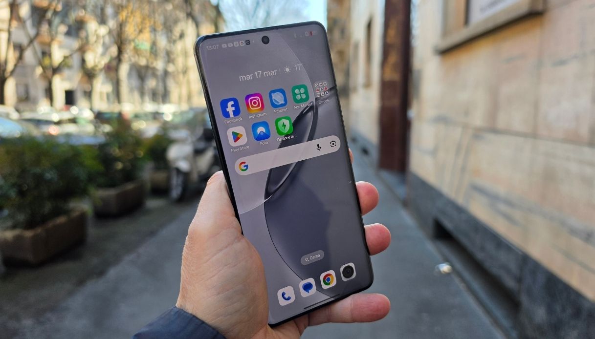 realme 16 Pro+ display acceso tenuto in mano per strada con schermata home