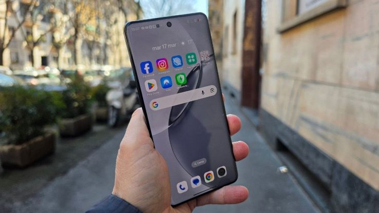 realme 16 Pro+ display acceso tenuto in mano per strada con schermata home