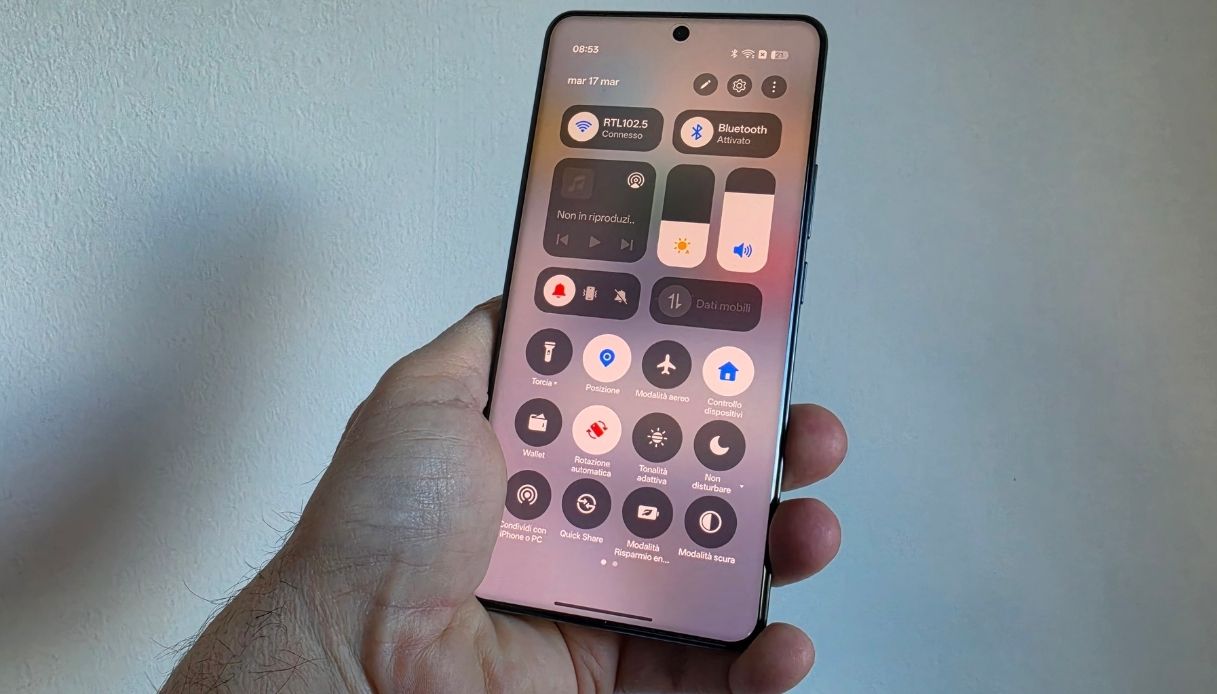 realme 16 Pro+ pannello notifiche rapide con RTL 102.5 connesso in evidenza