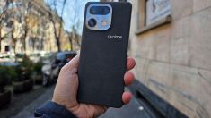 realme 16 Pro+ scocca posteriore grigia tenuta in mano per strada