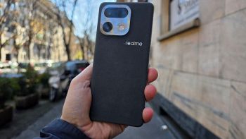 realme 16 Pro+ scocca posteriore grigia tenuta in mano per strada