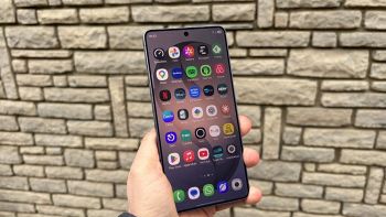 Galaxy S26 Ultra visto di fronte in uno spazio aperto