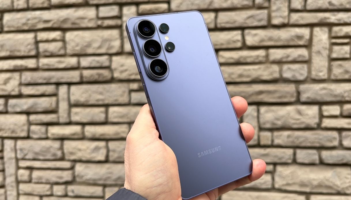 Galaxy S26 Ultra visto da dietro in uno spazio aperto