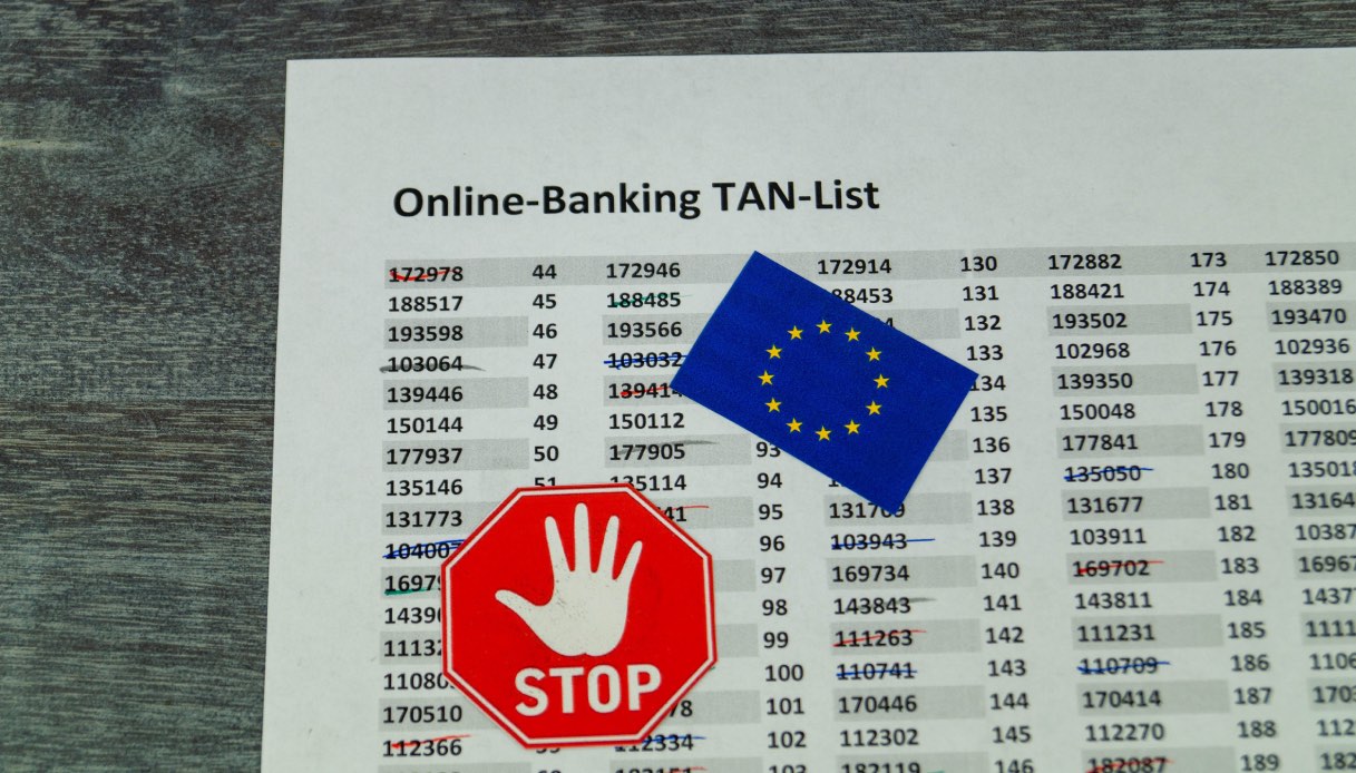 https://wips.plug.it/cips/tecnologia/cms/2026/03/lista-bancaria-con-simboli-di-stop-ed-europa.jpg