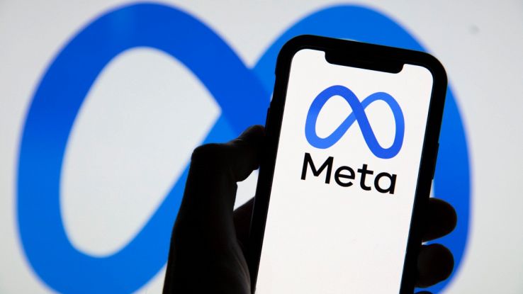 Meta Logo su schermo smartphone e sfondo