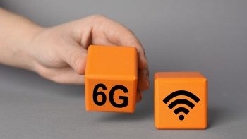 Dadi arancioni con simboli 6G e connessione