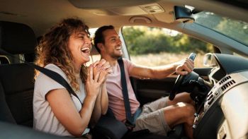 Due persone in auto
