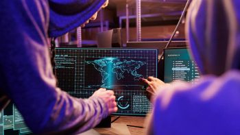 Monitor pc con planisfero e persone losche