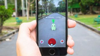 Utente che usa Pokémon Go