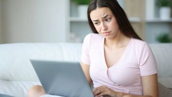 Una donna utilizza il PC
