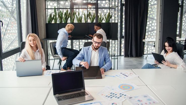 Ambiente moderno dove lavorano persone con laptop