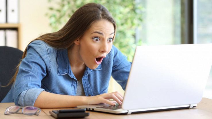 Una persona al PC