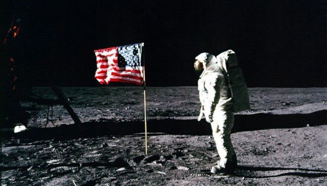 Buzz Aldrin davanti alla bandiera piantata sulla superficie lunare