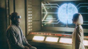 Due persone in uno scenario avveniristico