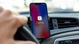 Cruscotto con smartphone e CarPlay in uso