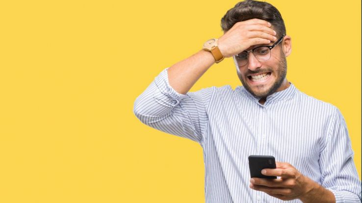 Un ragazzo guarda lo smartphone