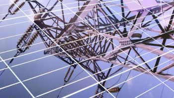 Riflesso di un traliccio nei pannelli fotovoltaici