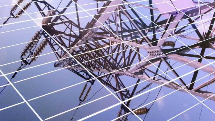 Riflesso di un traliccio nei pannelli fotovoltaici