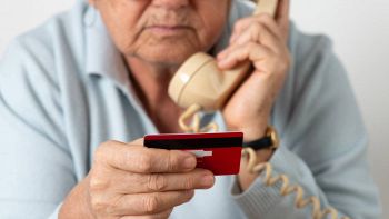 Una persona anziana al telefono