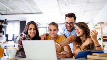 Alcuni studenti al PC