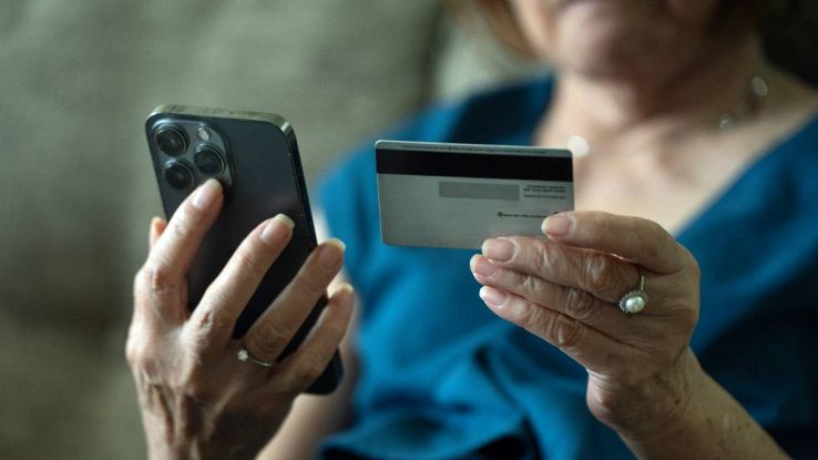 Una persona anziana usa lo smartphone