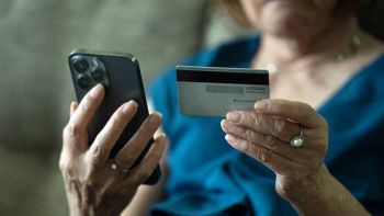 Una persona anziana usa lo smartphone