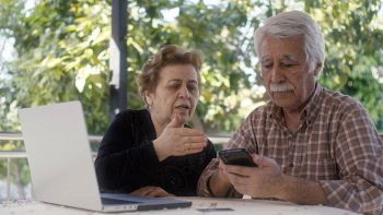 Due anziani al cellulare