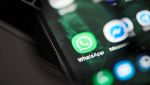 Schermo smartphone con app WhatsApp