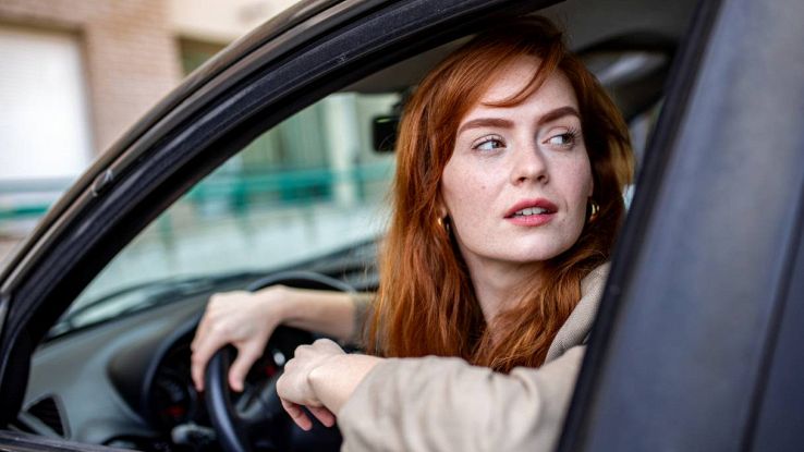 Una persona in auto