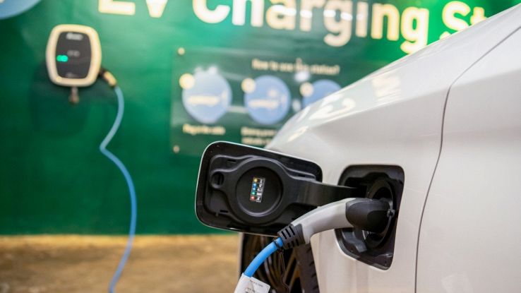 Auto elettrica in carica