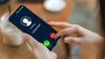 Display smartphone con chiamata in arrivo da numero sconosciuto