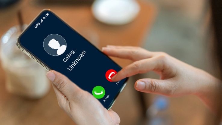 Display smartphone con chiamata in arrivo da numero sconosciuto