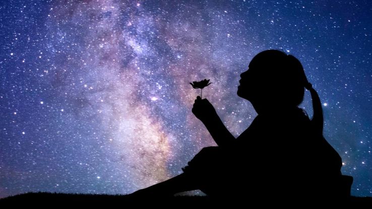 Una ragazza guarda il cielo