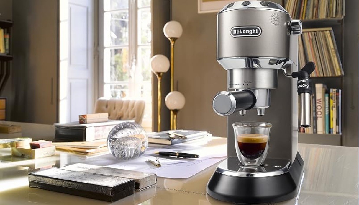https://wips.plug.it/cips/tecnologia/cms/2026/04/delonghi-dedica-style.jpg