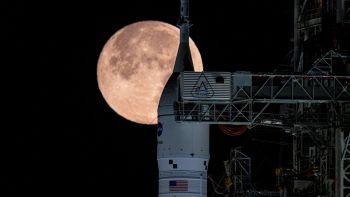 Artemis II con la Luna sullo sfondo