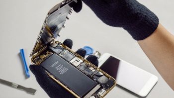 Rimozione batteria di uno smartphone