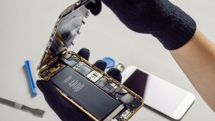 Rimozione batteria di uno smartphone