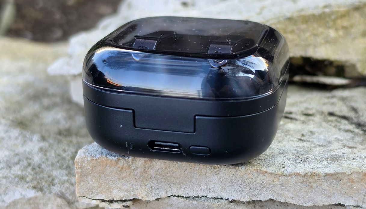 Retro della custodia Samsung Galaxy Buds 4 Pro con porta USB-C e tasto di pairing