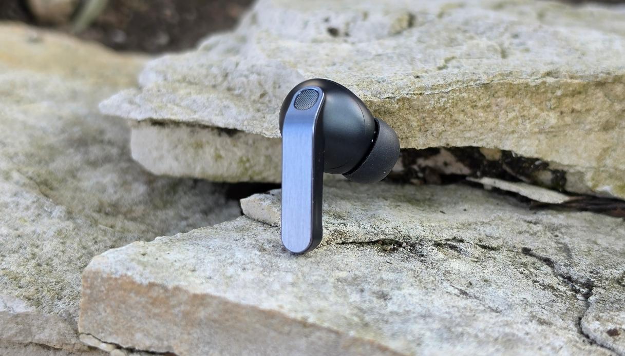 Singolo auricolare Samsung Galaxy Buds 4 Pro nero con lama in alluminio spazzolato su sfondo di pietra