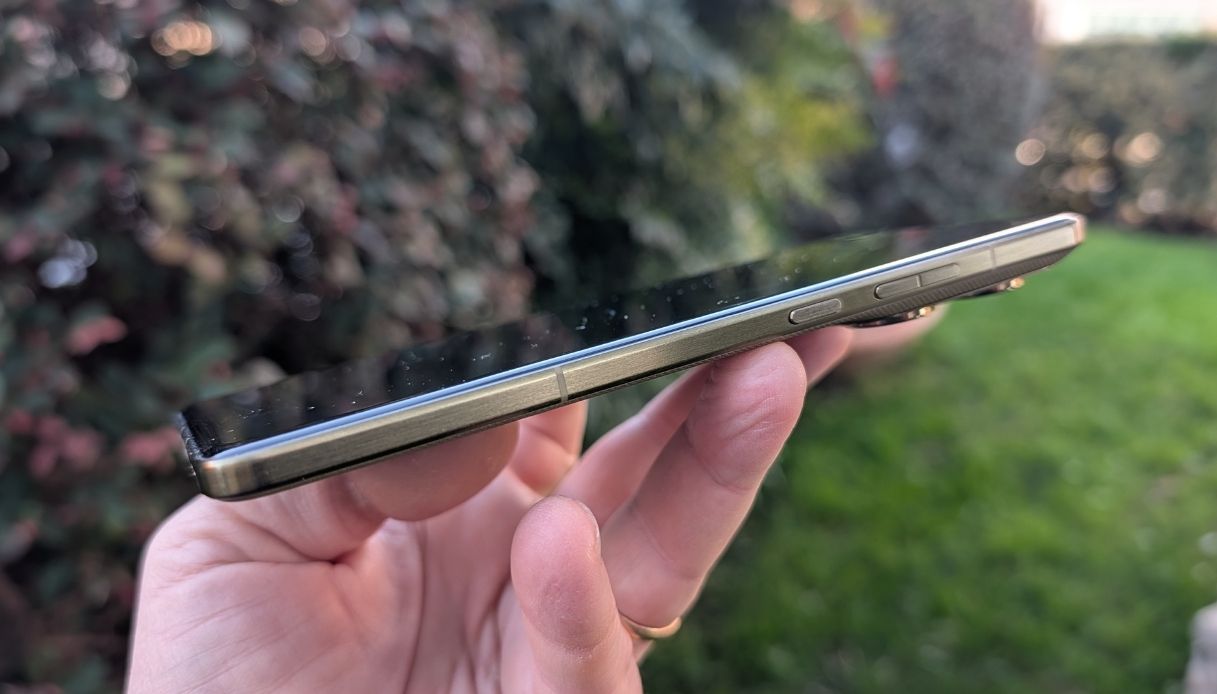 Profilo laterale del Motorola Signature con tasti volume e accensione in alluminio